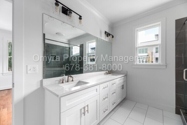 Building Photo - Luxurious 4 Bedroom Home near Grant Park!