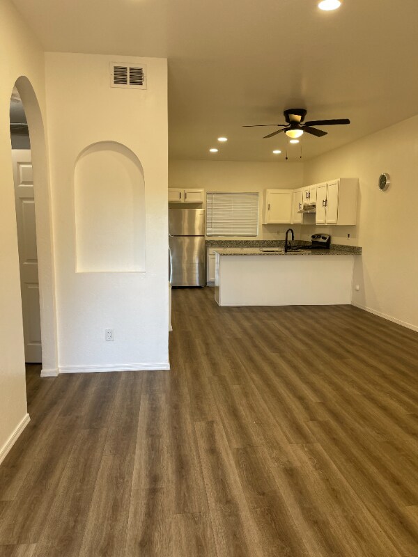 Building Photo - 515 E 6th St