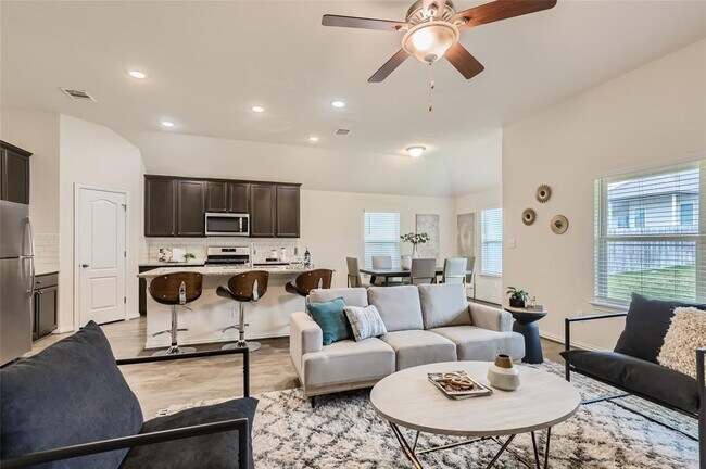 Building Photo - 5867 San Savino Dr
