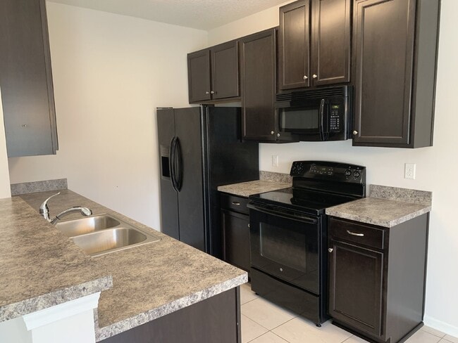 Building Photo - Moultrie Village Townhome with two ensuite bedrooms!