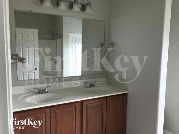 Building Photo - 217 Weeping Willow Run Dr