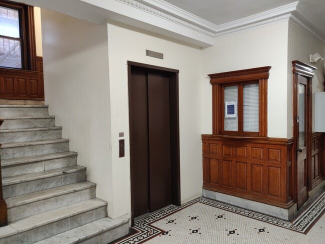 Building Photo - 111 Queensberry St
