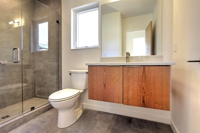 Building Photo - 1130 E High St