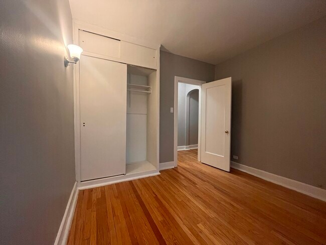 Building Photo - 1624 W Sherwin Ave