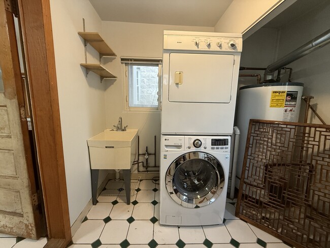 Building Photo - 4844 W Montrose Ave