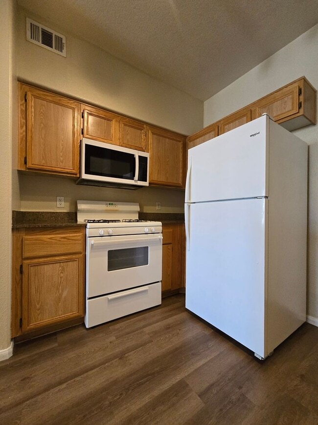 Building Photo - 1 bed, 1 bath condo with 2 car garage!!!