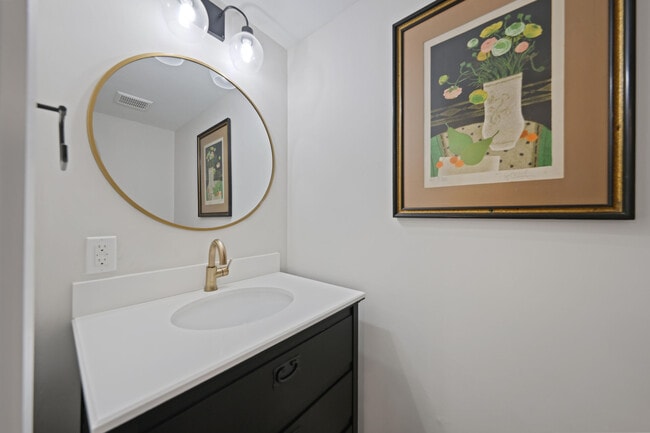 Building Photo - 6021 Bayview Dr