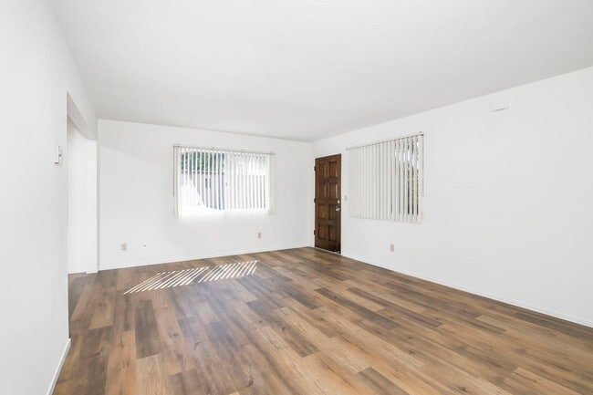 Building Photo - SPACIOUS 2BD/1.5BA TOP FLOOR UNIT IN THE H...