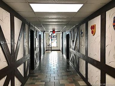 Building Photo - 3660 Inverrary Dr