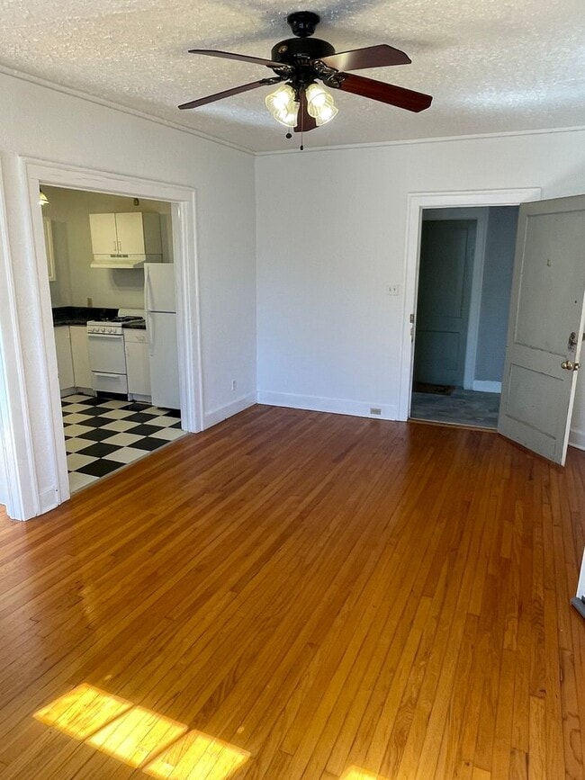 Building Photo - 1BD/1BA Corner Unit ON Napoleon Ave