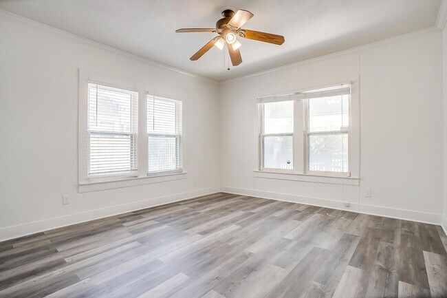 Building Photo - Well Maintained 3 Bed, 2 Bath in Establish...