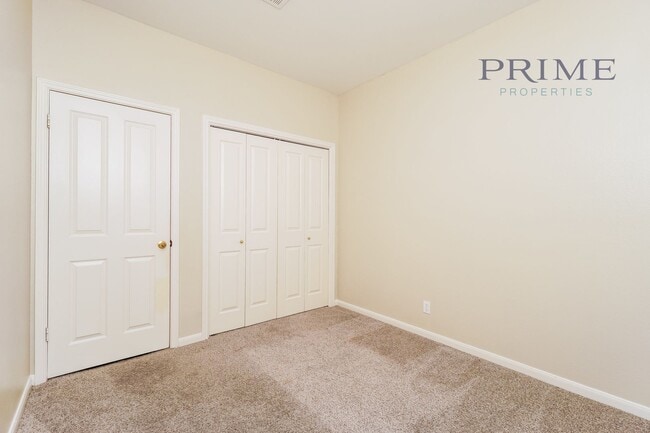 Building Photo - Freshly Updated Duplex Near Settlement Park