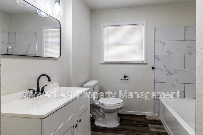 Building Photo - 832 W Merriweather St