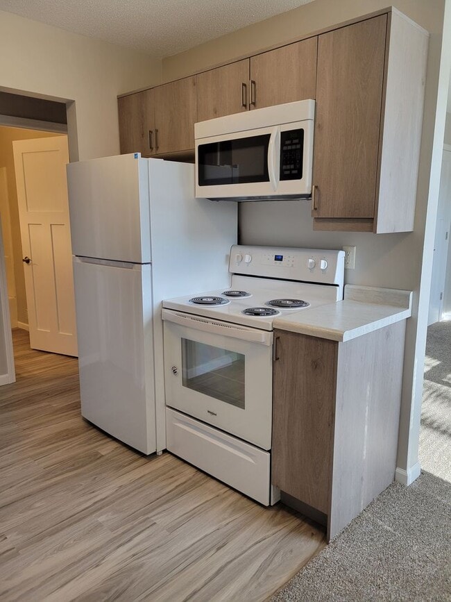 Building Photo - 1 Bedroom Triplex Unit