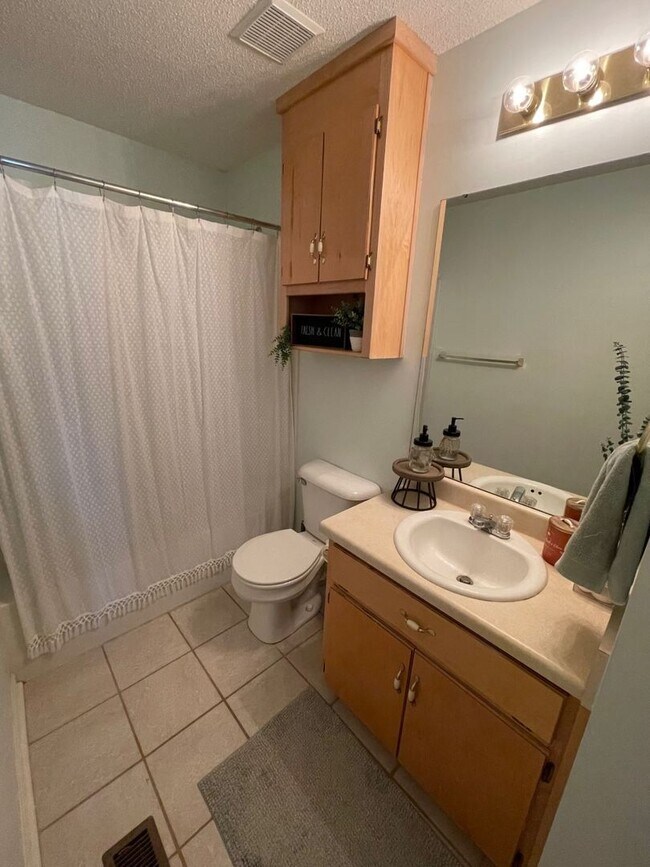 Building Photo - 404 Sandy Oak Dr