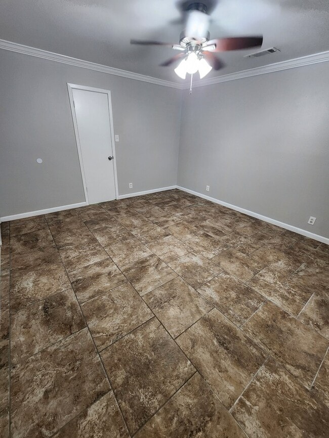 Building Photo - 4 bed 2 1/2 bath home, 2 car garage!