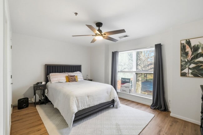 Building Photo - Uptown Living • Prime Location • City Views