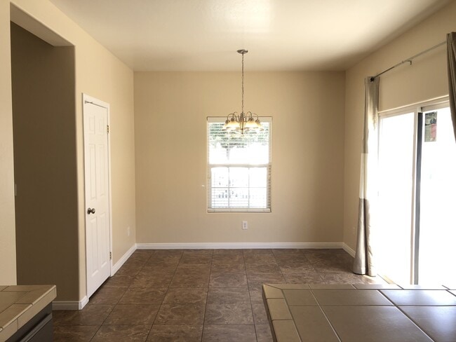 Building Photo - CENTRAL BAKERSFIELD  *FIRST MONTH'S RENT F...