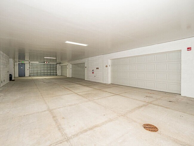 Building Photo - 801 N Swim Club Dr