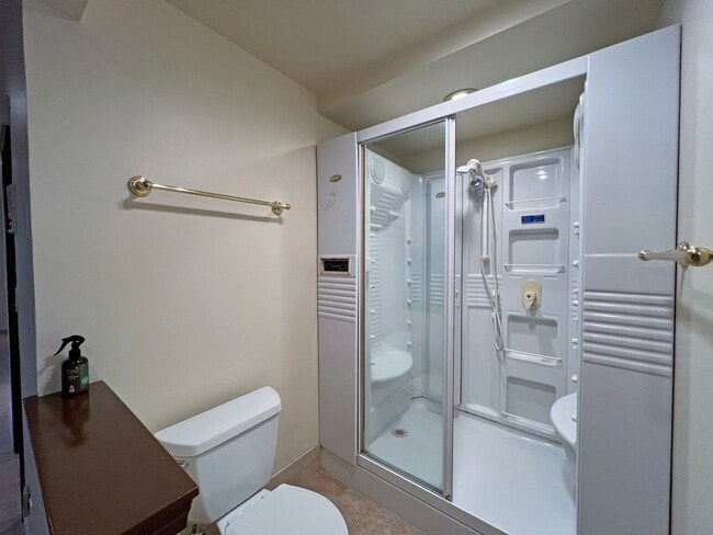 Building Photo - Gated Sound view home Des Moines area, 4 bed plus den 2.5 bath 3900 s/f, Available NOW!!!