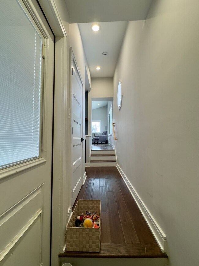 Building Photo - Charming 4Bed/3Bath in Riverside Neighborhood
