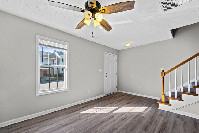 Building Photo - Townhome living close to downtown Fayettev...