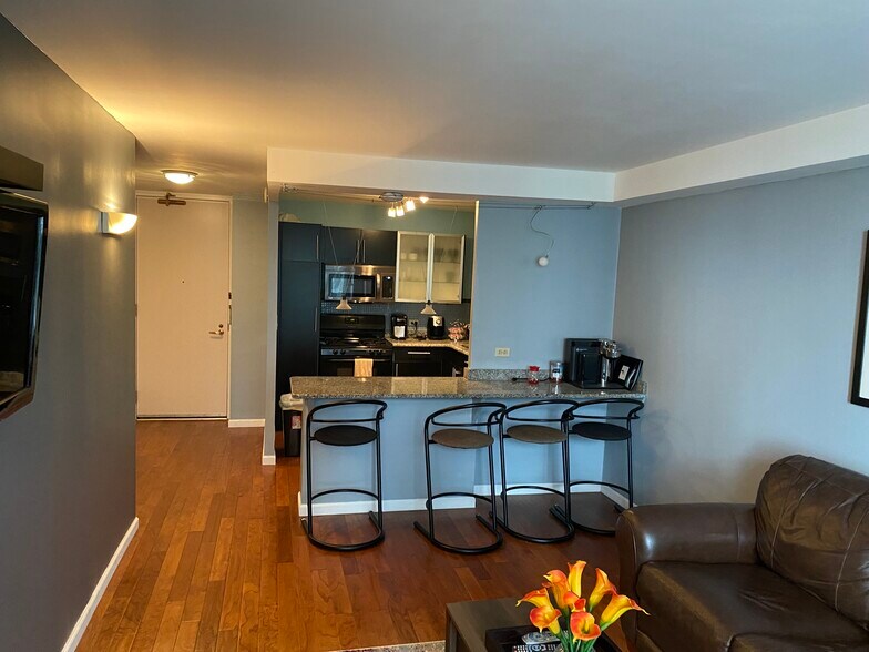 Building Photo - 400 E Randolph St