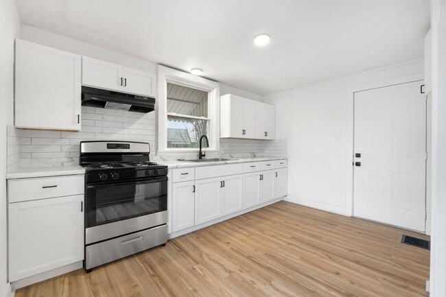 Building Photo - New Listing! 2 bed 1 bath **2ND MONTH RENT...