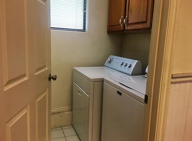 Building Photo - 561 Ridgeview Dr