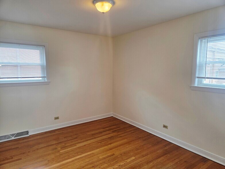 Building Photo - 8537 W Foster Ave