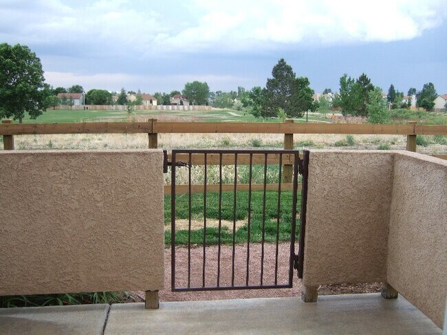 Building Photo - 3 Bedroom End Unit Townhome