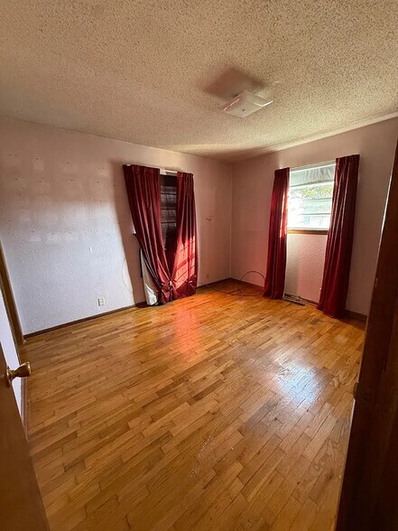 Building Photo - 4410 E 26th St