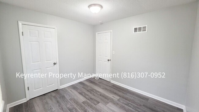 Building Photo - 202 N Paul Dr