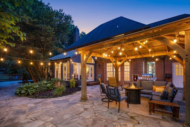 Building Photo - Spacious 6-Bedroom Furnished Home Near Asheville – Privacy, Comfort & Convenience!