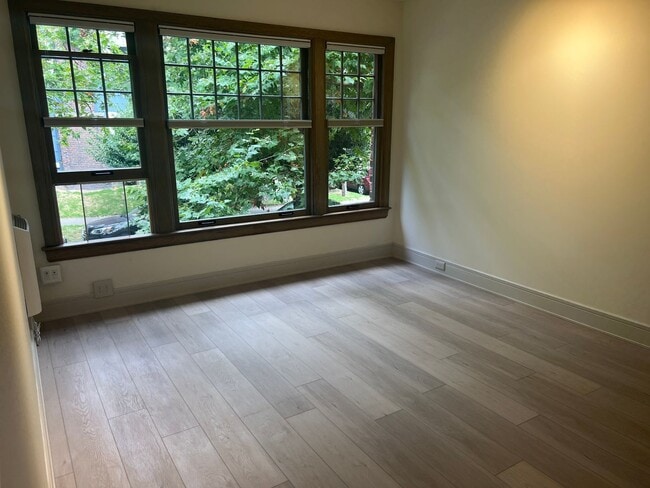 Building Photo - Newly Remodeled Condo on Capitol Hill - Close to UW