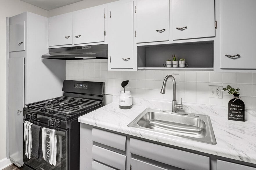 Montgomery Plaza 74217427 Montgomery Rd Cincinnati OH 45236