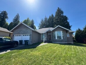 Building Photo - 3 Bedroom, 3 Bathroom House - Walking distance to the beach
