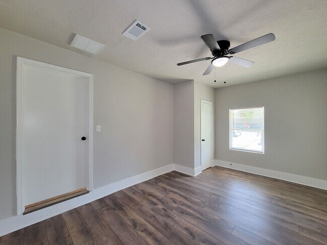 Building Photo - Welcome to this inviting single-family residence in the desirable South Park/Sunnyside area of Ho...