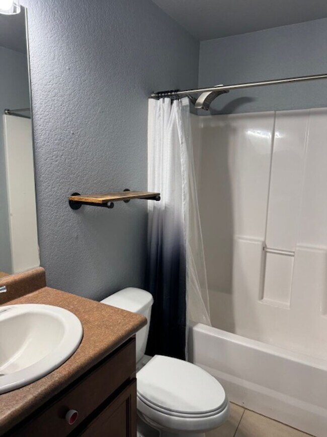 Building Photo - ALL PROSPECTIVE TENANTS MUST SUBMIT A $58 NON-REFUNDABLE APPLICATION FEE PER APPLICANT ONLINE AND...