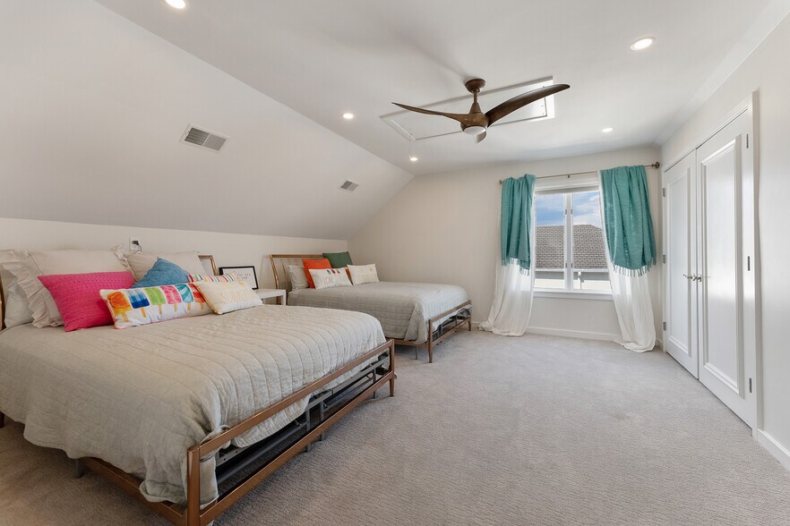 Building Photo - 7600 Bayshore Dr