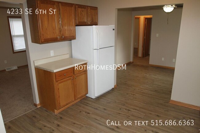 Building Photo - 3 bedroom 2 bath with attached garage Full...