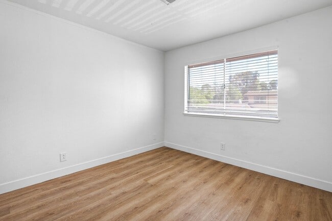 Building Photo - SPACIOUS 3BEDROOM TOWNHOUSE IN 89103
