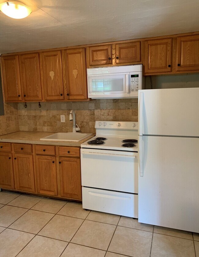 Building Photo - Spacious 3 Bedroom Home Near River City Marketplace