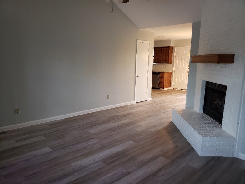 Building Photo - 420 Signal Hill Ct N