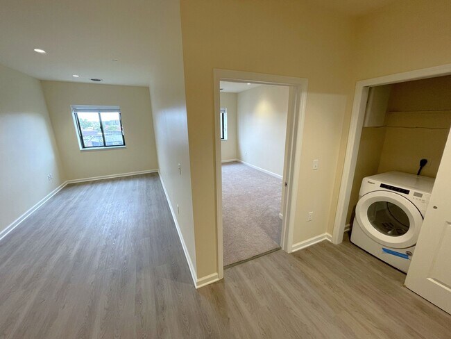 Building Photo - Stylish 1-Bed • 819 Sq. Ft. • Free Interne...