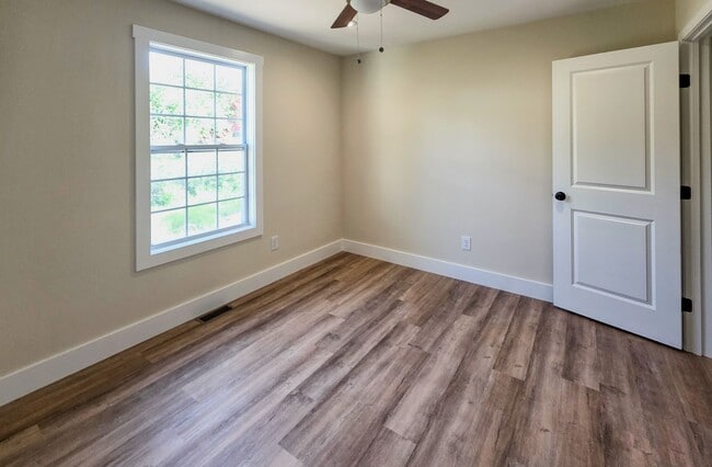 Building Photo - Knoxville 37921 - Brand New 3 Bedroom, 2 Full Bath Duplex Unit near downtown and Western Avenue -...
