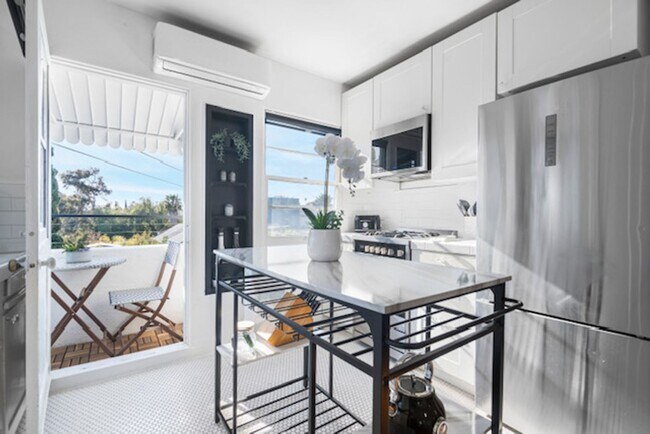 Building Photo - Beautiful 1B/1BA Upstairs Furnished Apt in...