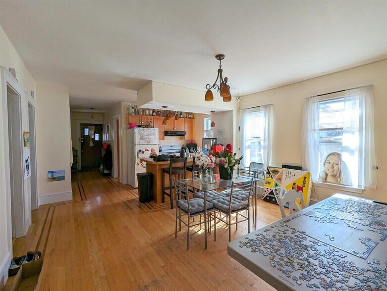 Building Photo - 28R Cherry St