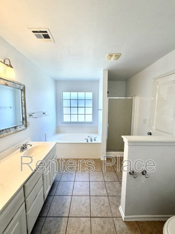 Building Photo - 2006 W J St