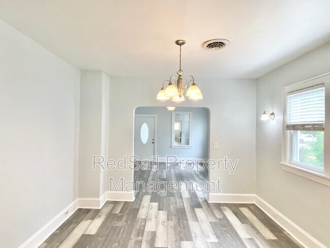 Building Photo - 221 Cherry Ave